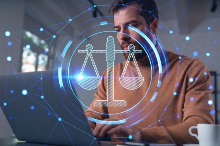 Homem de camiseta marrom digitando no laptop, com ícone de balança da justiça holográfica sobreposto, representando o conceito de justiça digital e legal tech