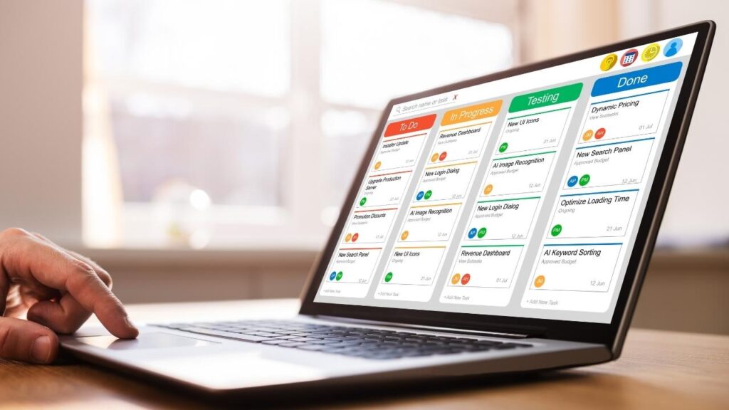 Tela de um notebook exibindo um quadro Kanban, com colunas organizadas para gerenciar tarefas e fluxos de trabalho.