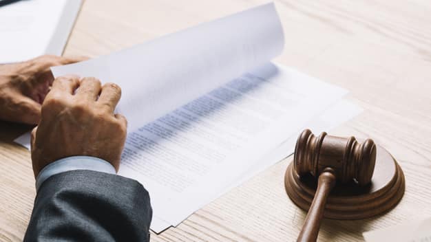 Juiz de direito lendo processo para audiência