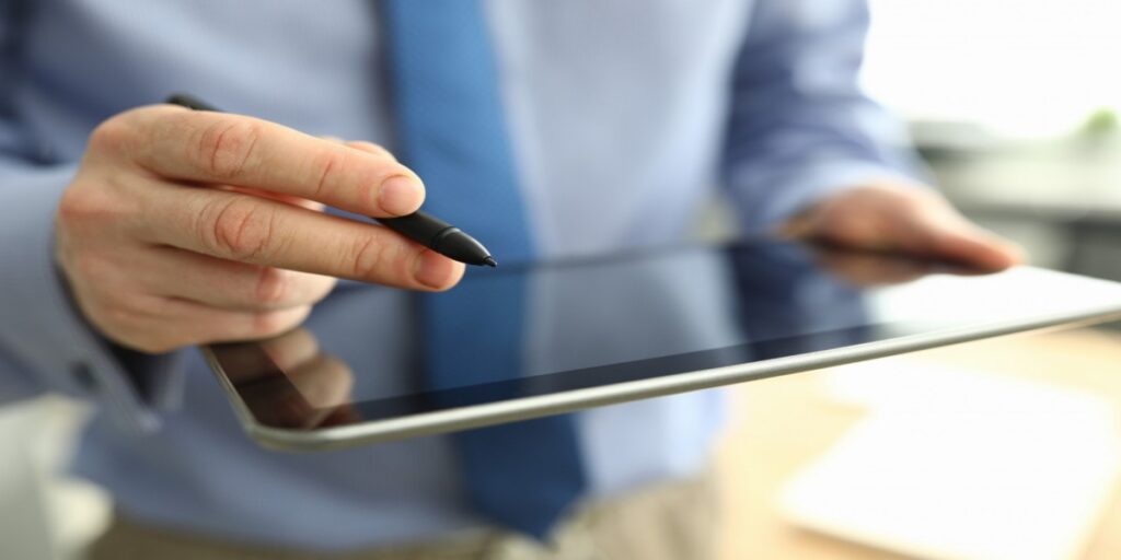 imagem de tablet sendo assinado digitalmente
