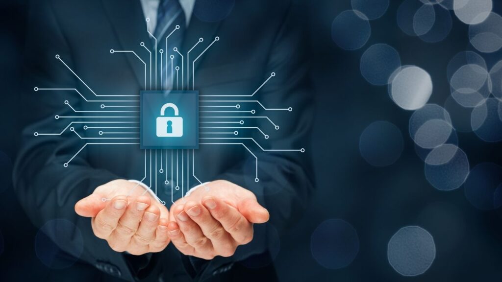 Homem de terno segurando um holograma de um cadeado digital com conexões tecnológicas ao redor, representando proteção de dados e segurança da informação.