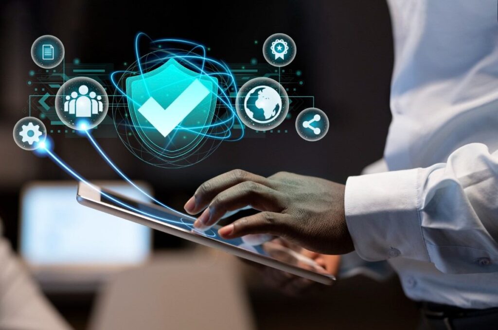 Homem segurando um tablet com ícones tecnológicos flutuando sobre a tela, incluindo um ícone de verificação verde e símbolos de conectividade e tecnologia.