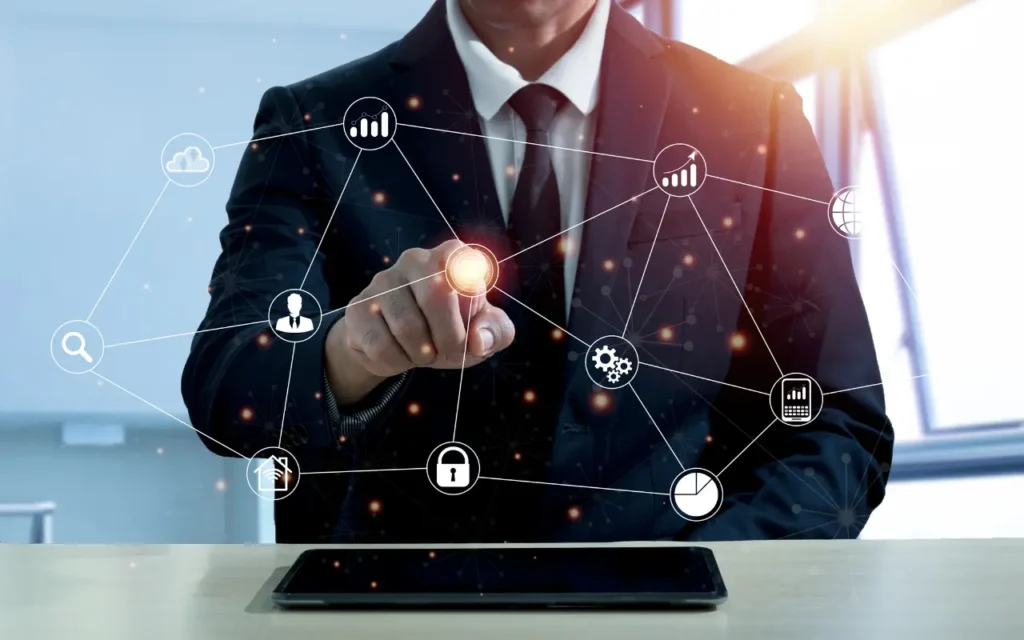 homem de terno clicando em uma projeção de diversos ícones que remetem às práticas de GRC