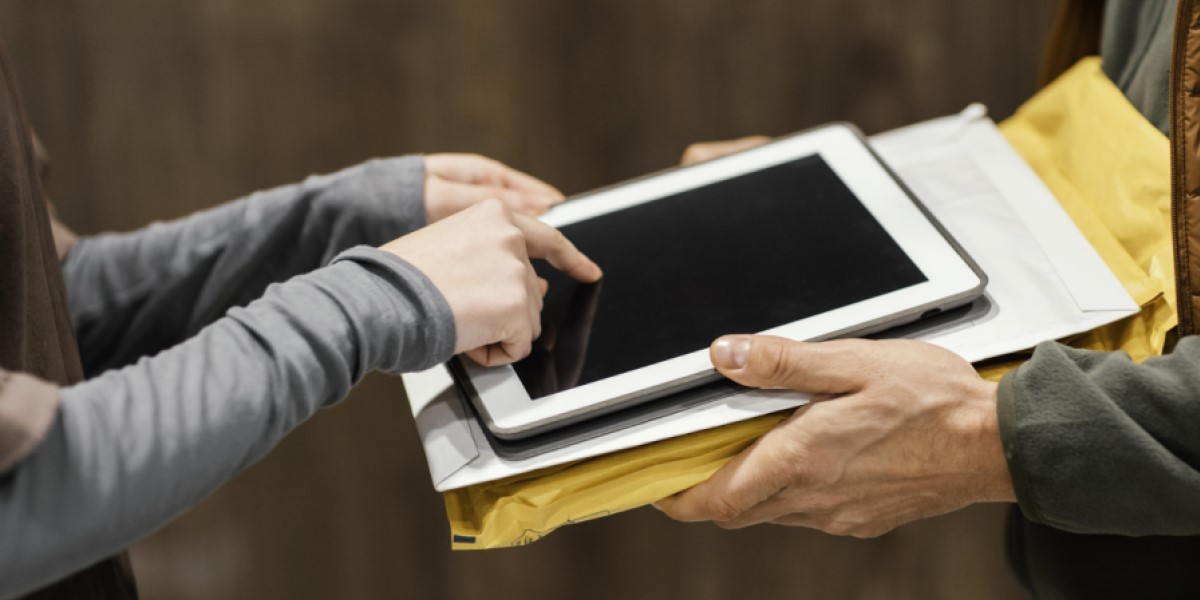 Mulher assinando documento em um tablet 