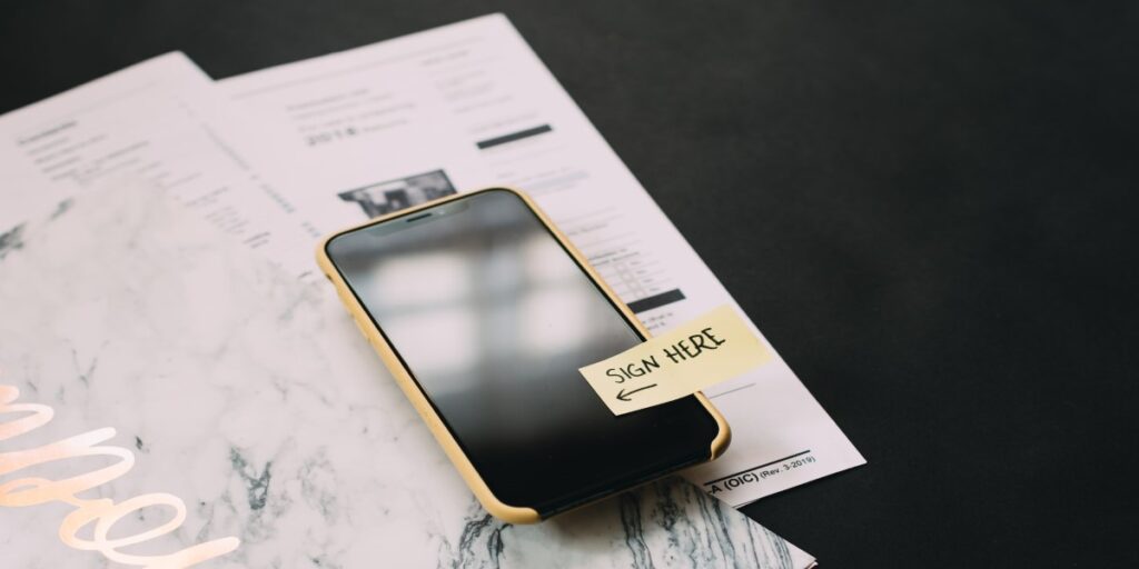 imagem de celular com post it, escrito "me assine"