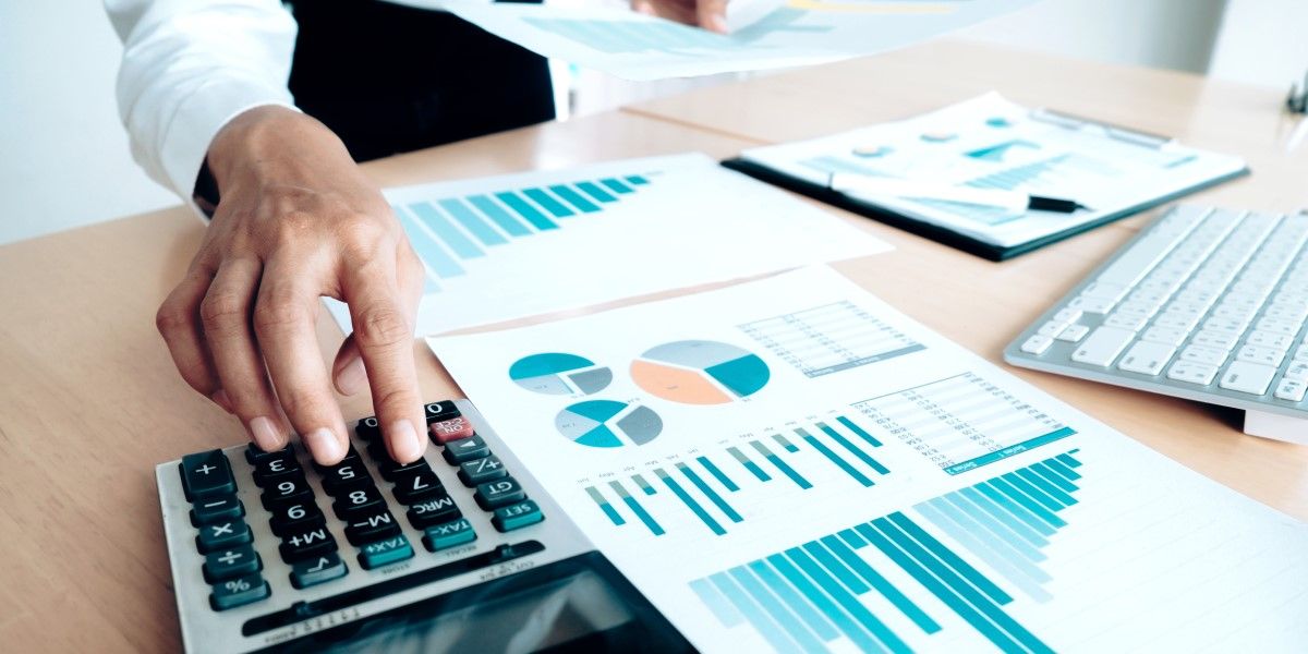 homem fazendo contas na calculadora e olhando dados 