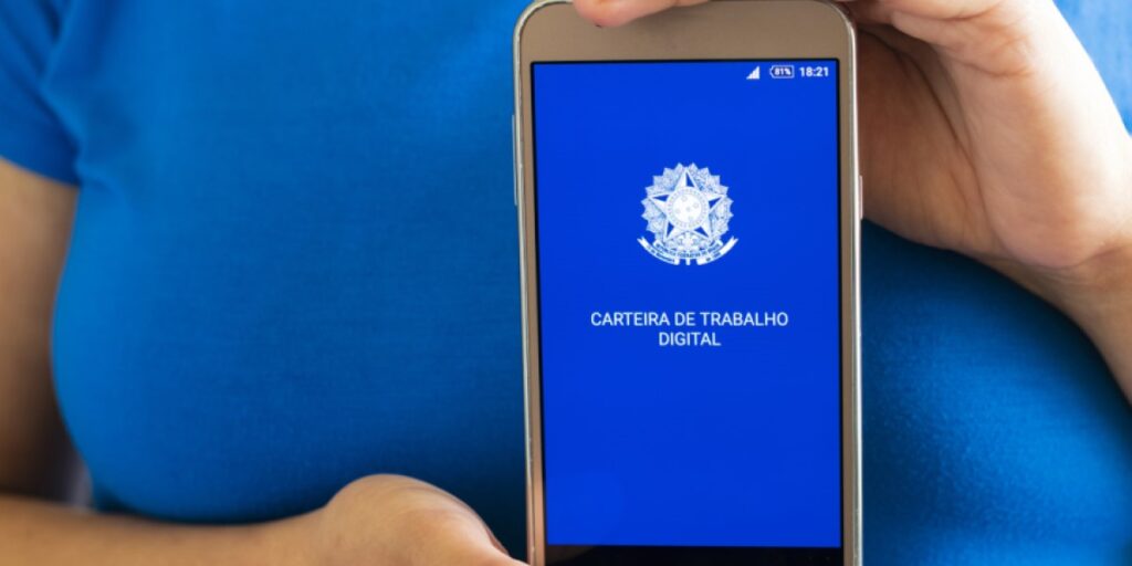 mulher segurando o celular que está no app da carteira digital 