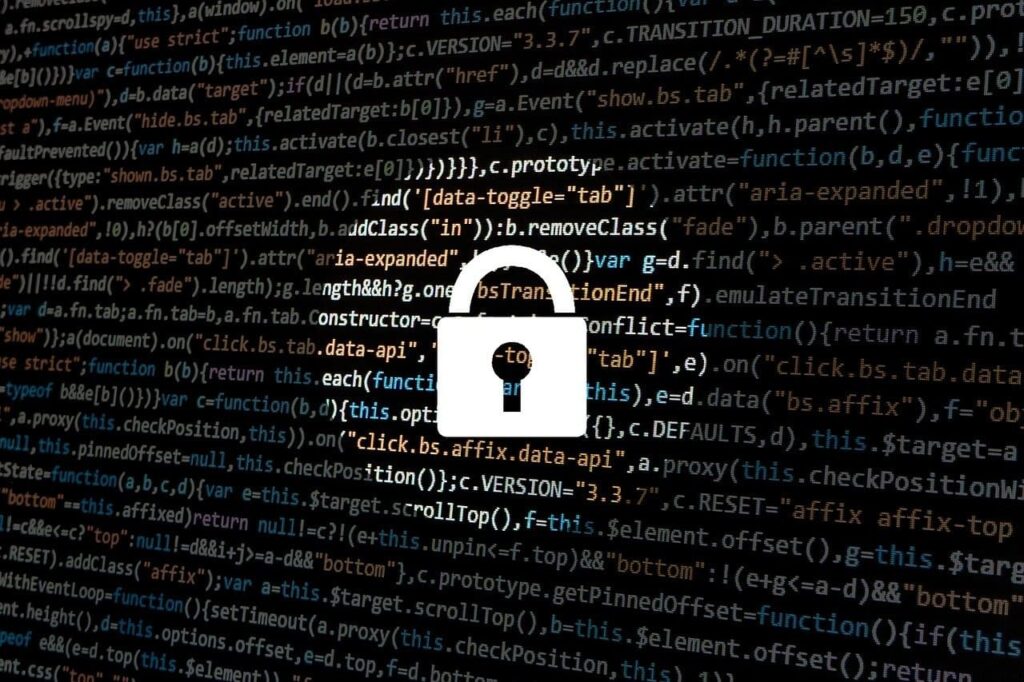 Um cadeado fechado sobreposto a um código de programação