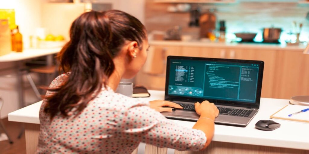 Imagem de mulher programadora digitando em notebook