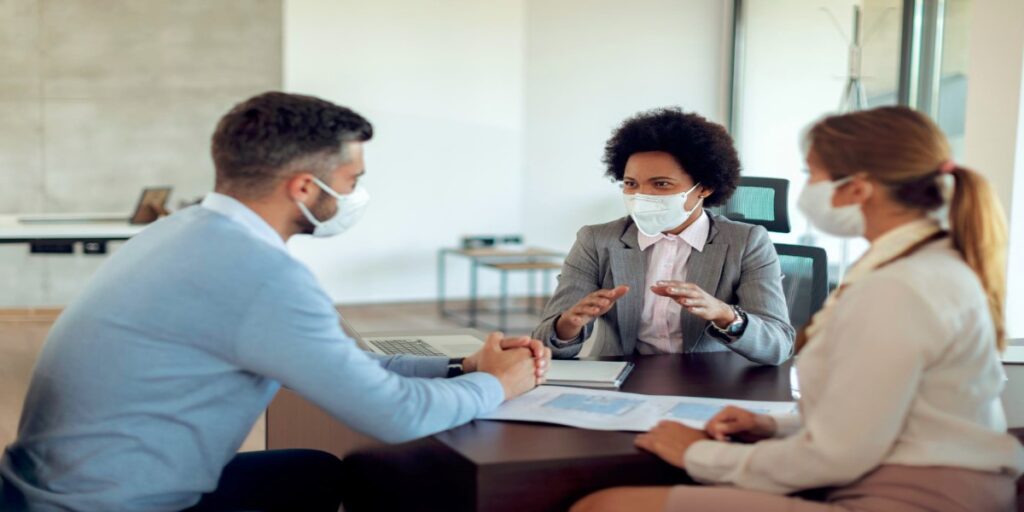 imagem de trabalhadores em reunião, de máscara