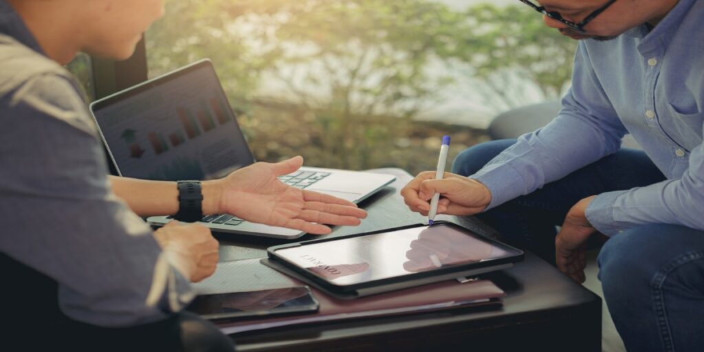 imagem de empresário assinando certificado digital