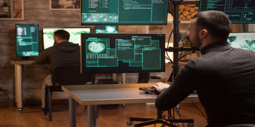 imagem de hackers analisando dados