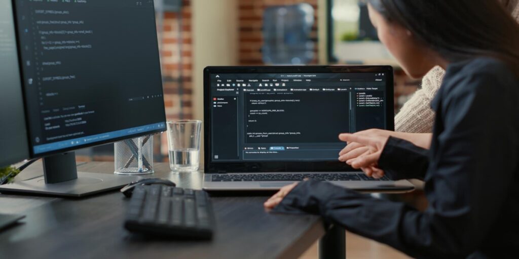 imagem de programadora analisando código