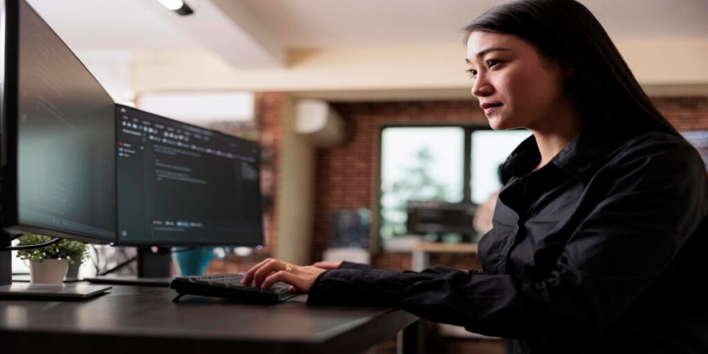 imagem de programadora trabalhando com cibersegurança