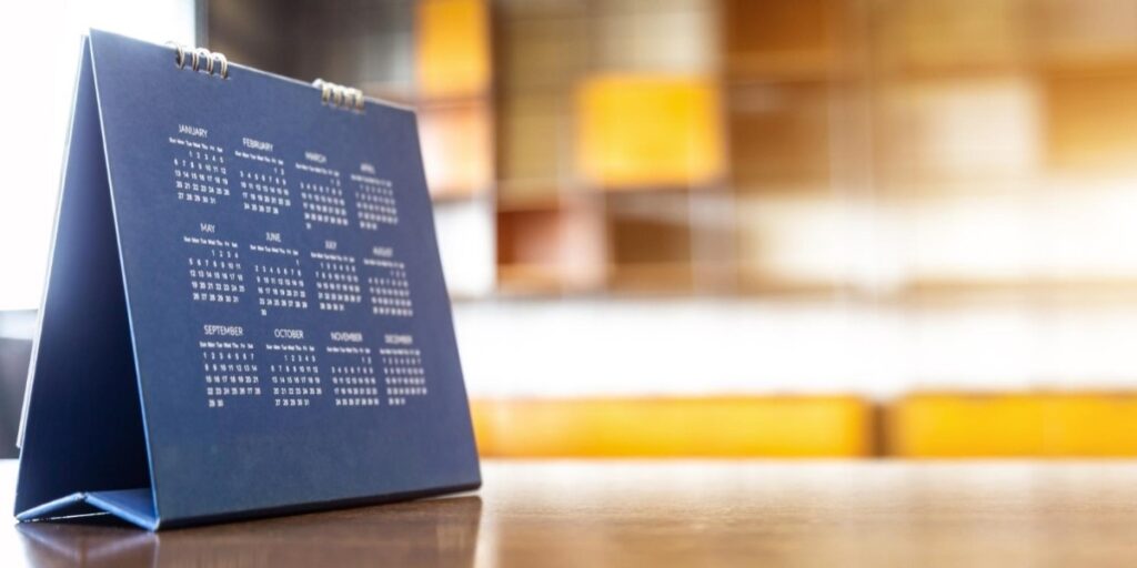 imagem de calendário de mesa com datas 
