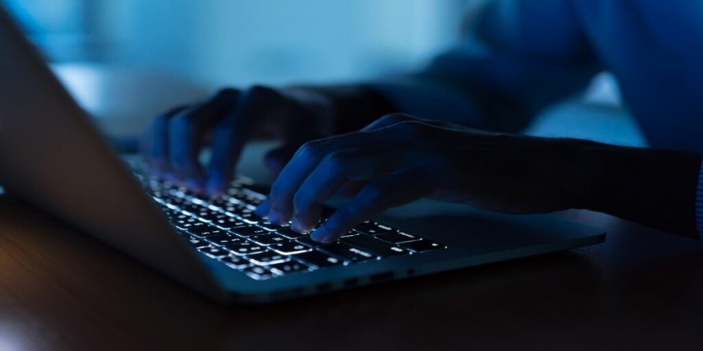 imagem de pessoa digitando em notebook