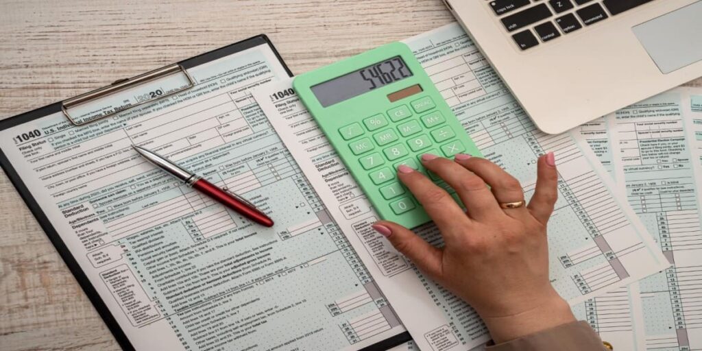 imagem de calculadora em mesa de escritório