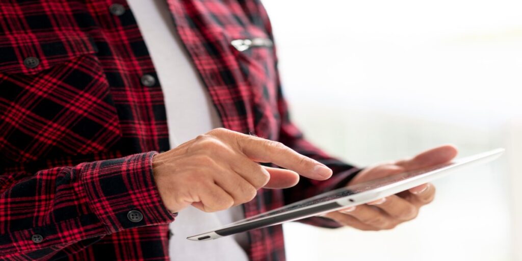 imagem de homem segurando tablet 