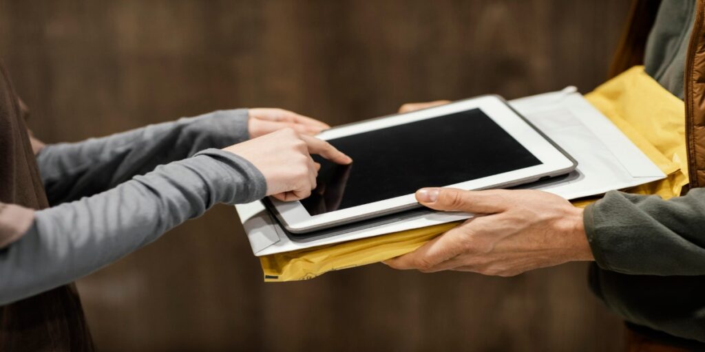 imagem de mulher assinando tablet digitalmente