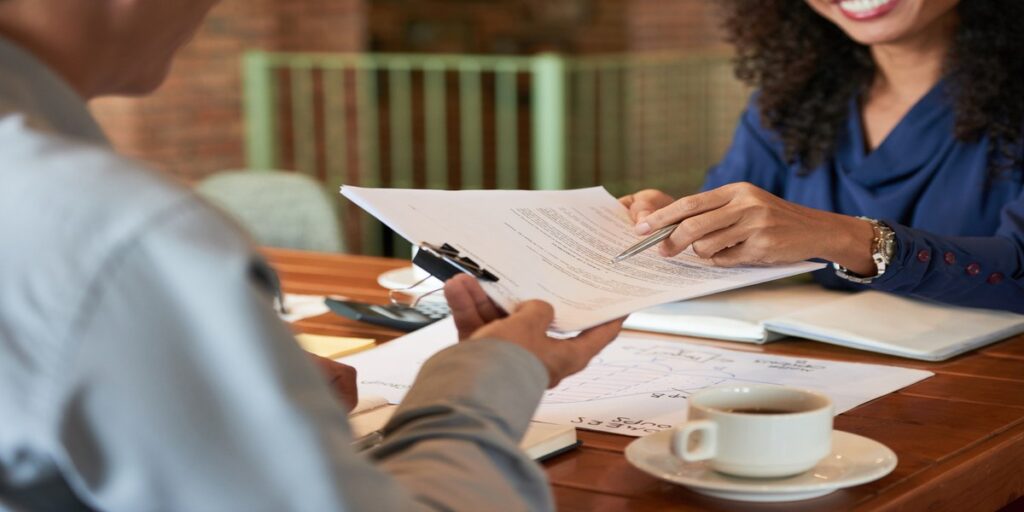 Pessoas assinando tipos de contrato de trabalho