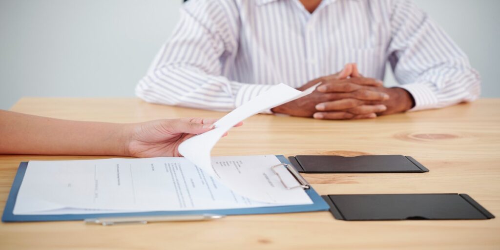 Profissionais analisando tipos de contrato de trabalho