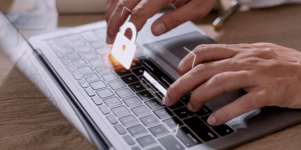 Como a Whom te ajuda a entrar em compliance com as sanções LGPD