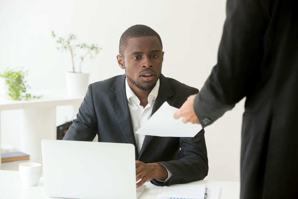 Quais são as vantagens e desvantagens do layoff para as empresas?