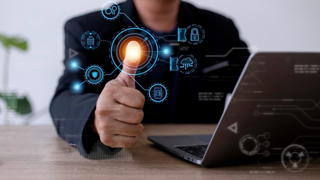 homem mexendo no pc e fazendo sinal de positivo 