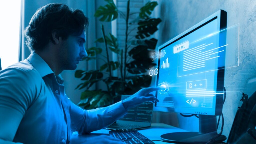 homem mexendo no computador