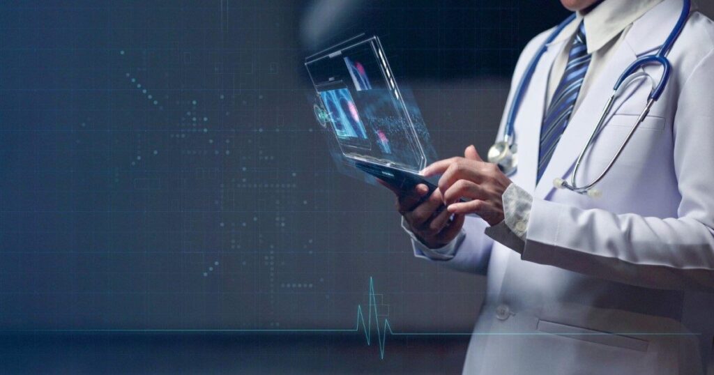 méico segurando um tablet