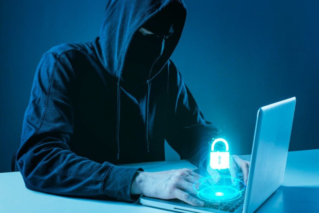 foto de uma pessoa mexendo no computador