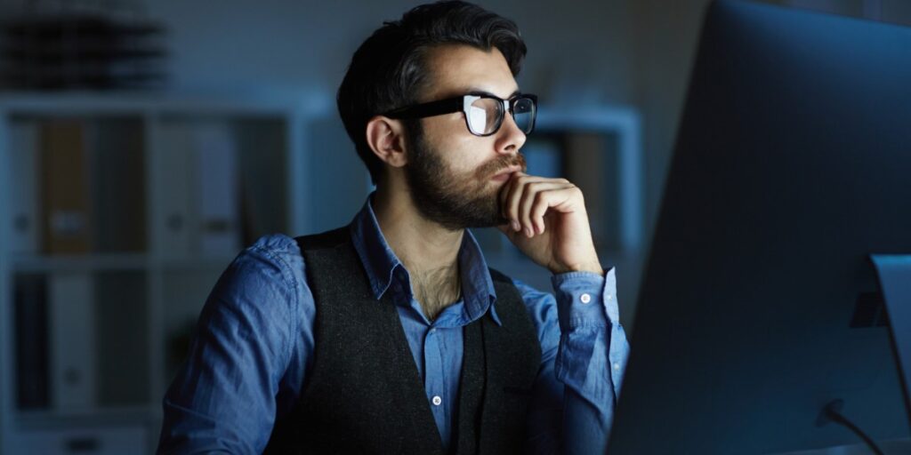 foto de uma pessoa mexendo no computador