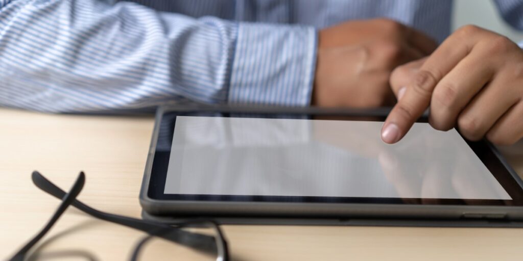 médico mexendo em tablet