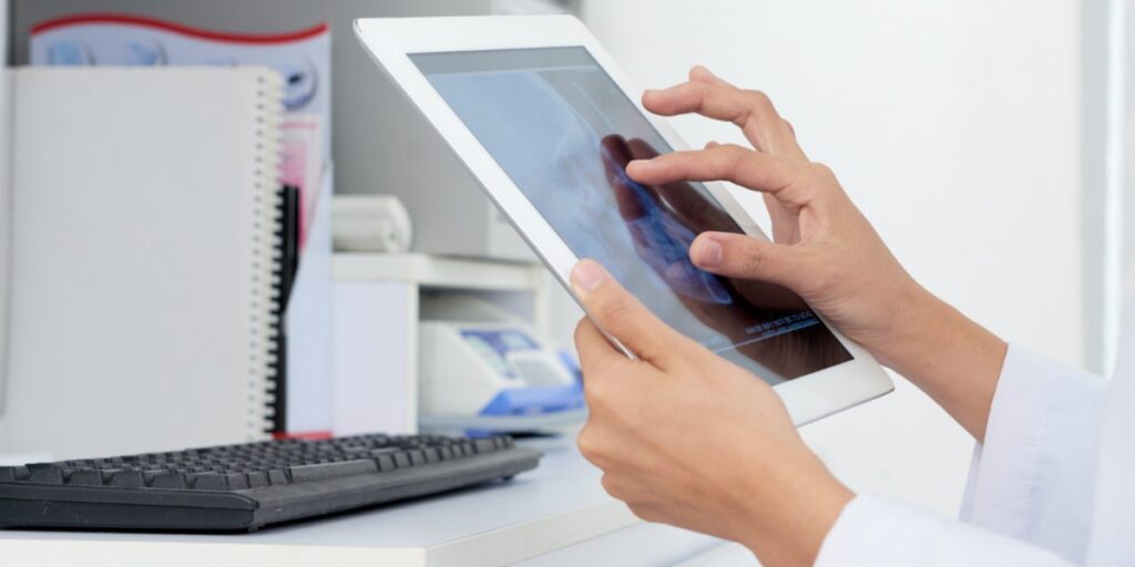 médico mexendo em tablet