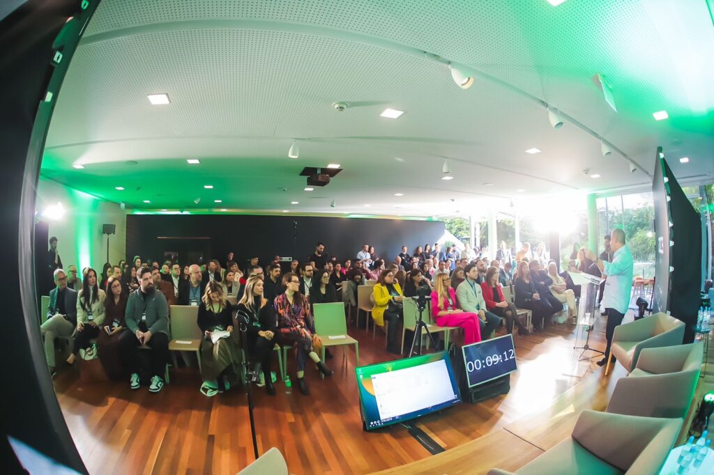 palco da primeira edição presencial do evento Doc9 Summit