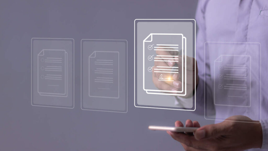 Pessoa interagindo com uma tela digital de documentos eletrônicos.