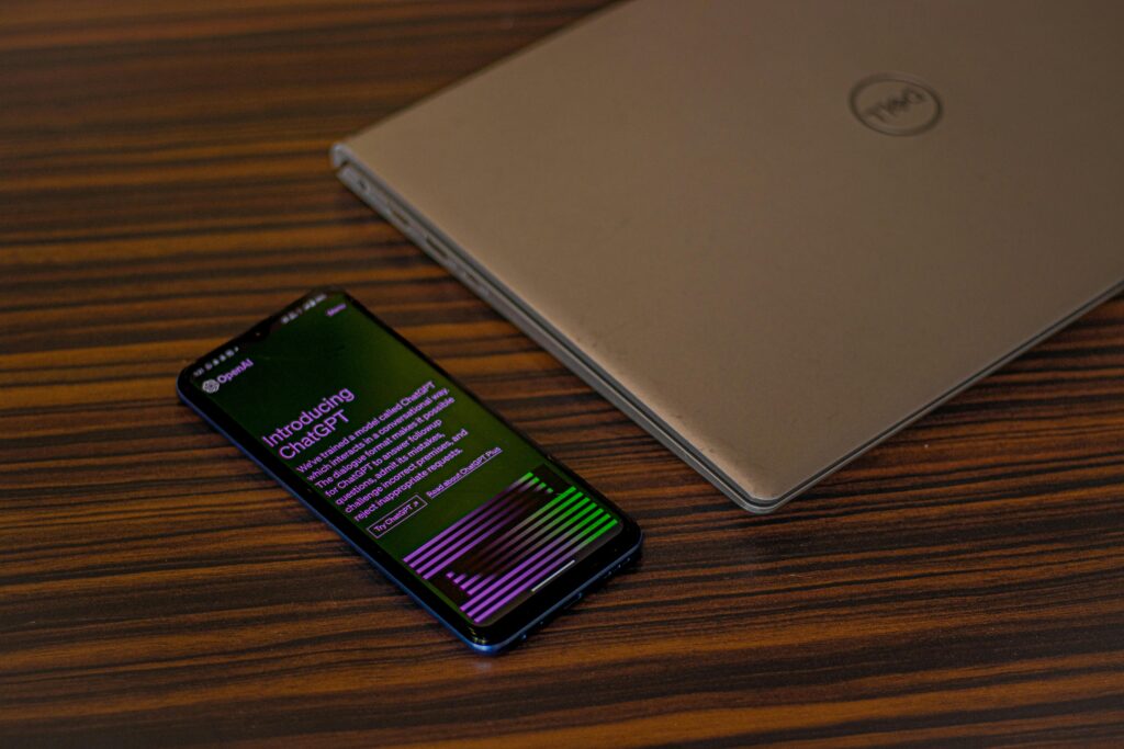 Smartphone e notebook numa mesa