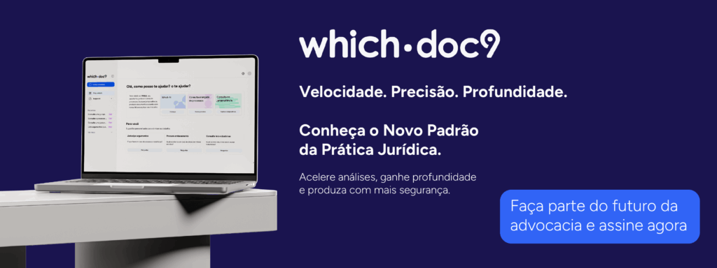 Advogada utilizando tecnologia jurídica para otimizar análises e casos complexos.
